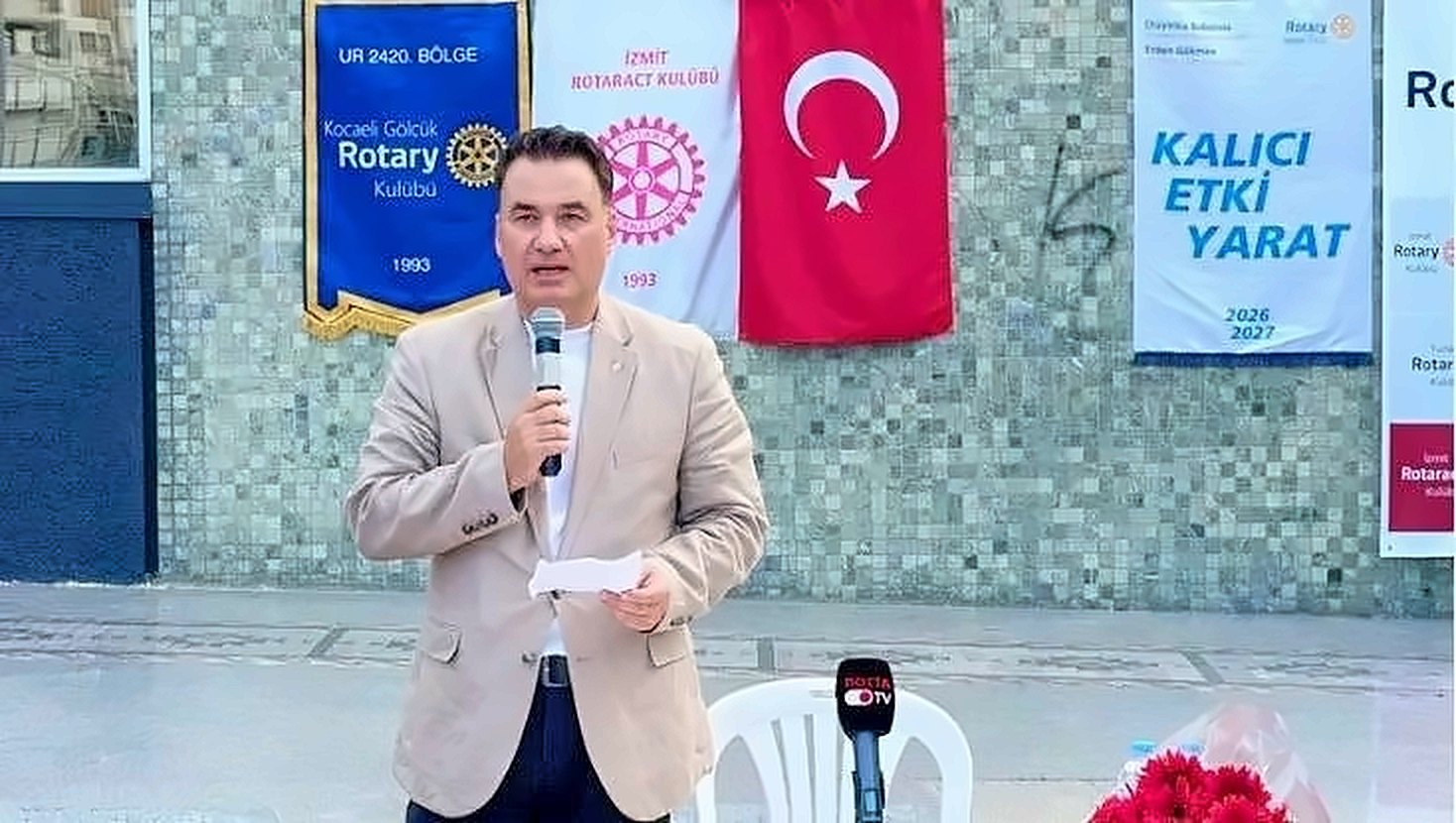 Kulüp başkanı anma etkinliğinde konuşma yaparken