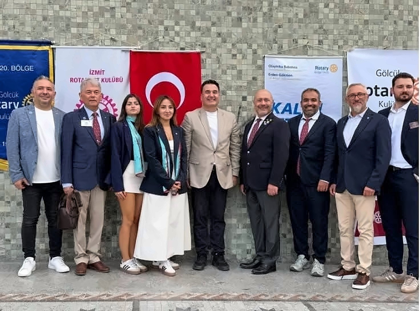 Rotary ve Rotaract üyeleri bir etkinlikte